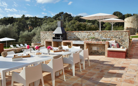 Outdoor dining area by kitchen